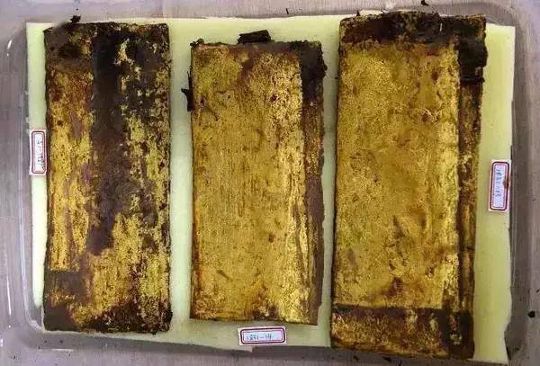 马蹄金 主墓主槨室出土金饼 主墓主椁室中出土金饼上有模糊的墨书字迹