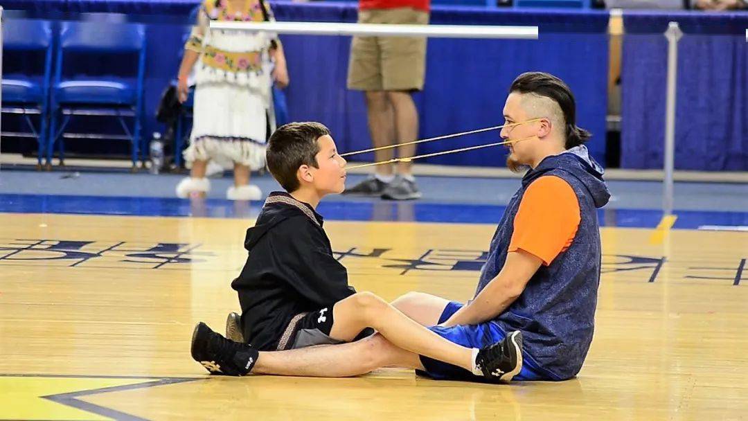 下活下去的能力只有能忍受更长时间痛苦的人就不言自明:玩耳朵拔河的