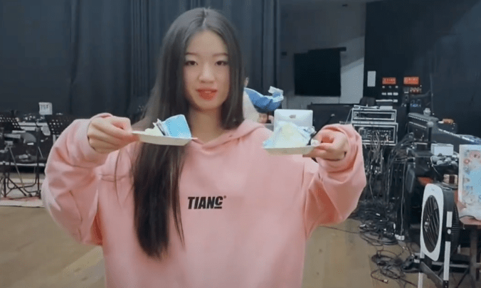 《好声音》开播至今,单依纯为何总是披着头发?对比旧照我明白了