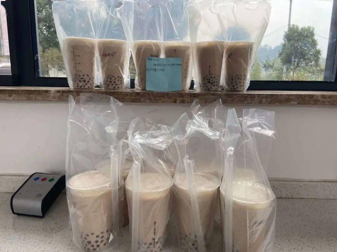 最近,"秋天第一杯奶茶"是网络热门话题,很多人收到后在朋友圈晒"奶茶
