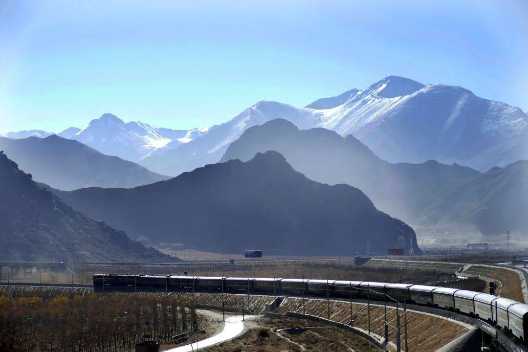 中國最大的鹽湖察爾汗鹽湖,高原明珠格爾木,登山名地玉珠峰