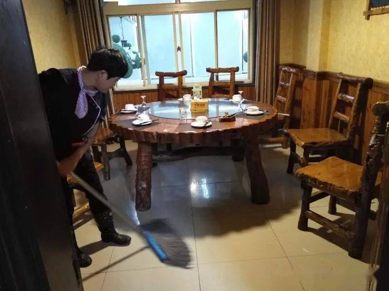 假日劳动者身影⑤丨假期不打烊身为餐饮服务员的她一天瘦一斤