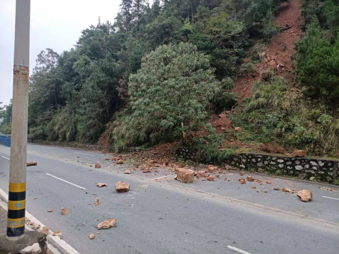 上高友谊路段山体滑坡,现已封闭!