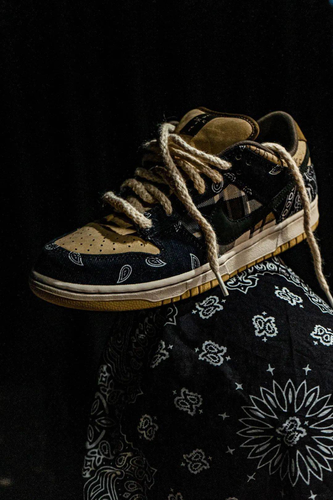 整体造型,最大的亮点在于鞋面腰果花部分为「可撕鞋