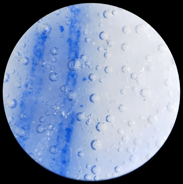 柴窑烧制气泡特征:疏朗,大小不均;因为柴窑烧制,烧造温度呈阶梯式缓慢