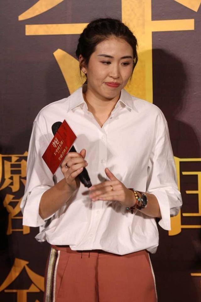 郎平女儿白浪才是白富美穿衬衫搭配休闲裤189身高太耀眼