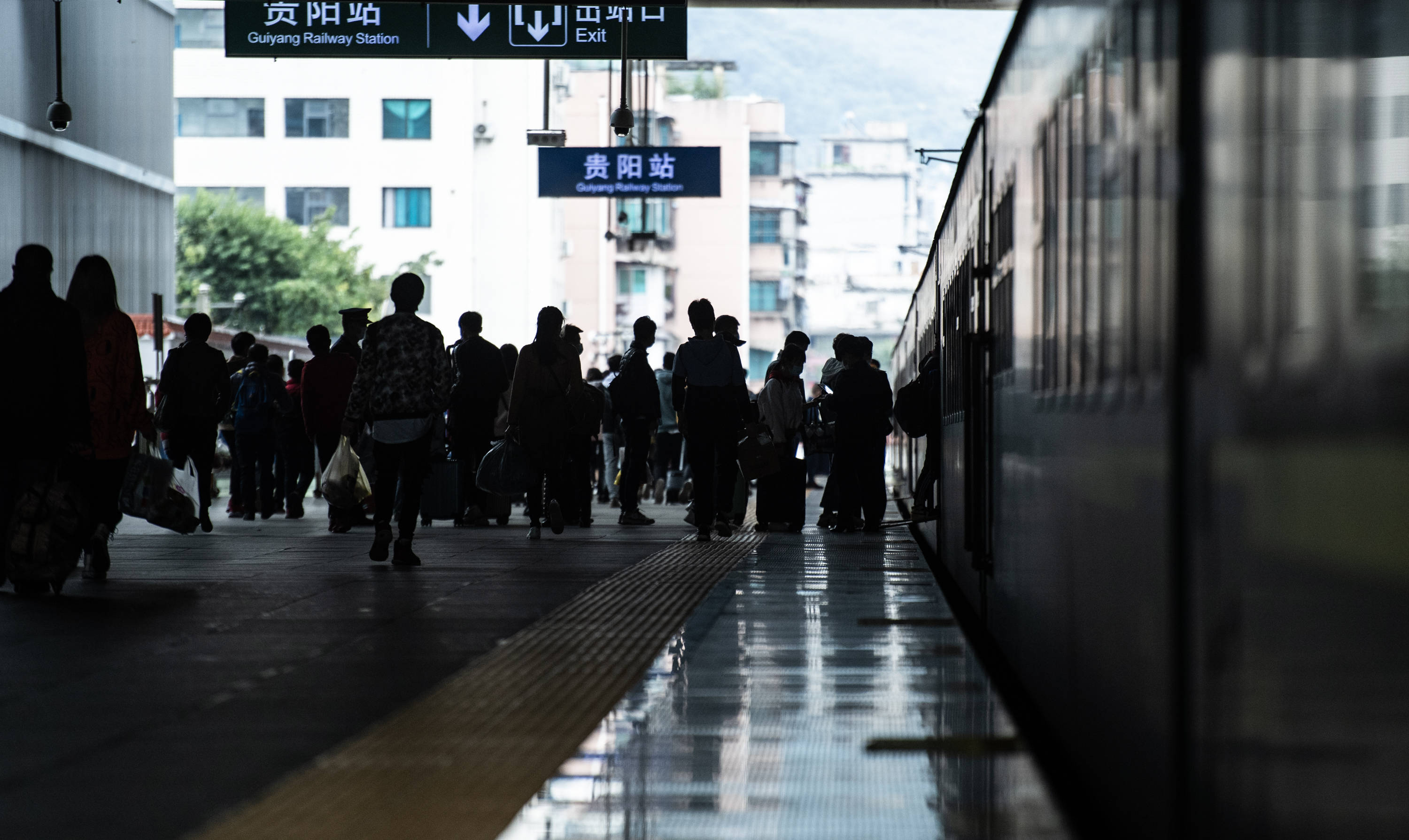 10月7日,旅客在貴陽火車站準備進站乘車.