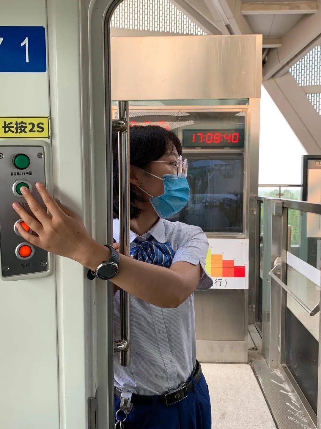 上海地铁女司机图片
