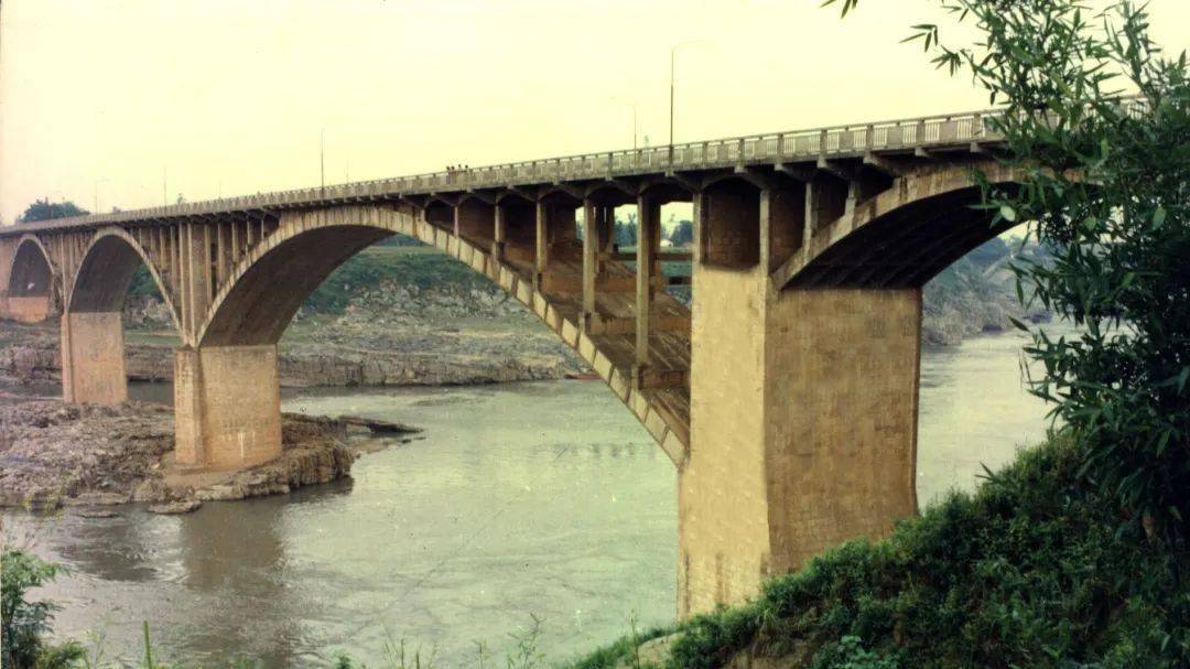 大化红水河大桥于1977年开工,是广西第一座双肋单波双曲拱桥,1982年获