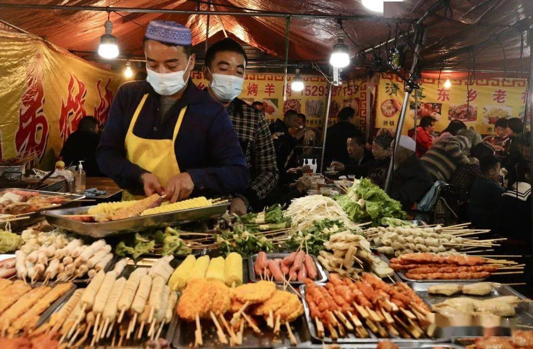临夏:品美食 会好友 一条街点亮"夜间经济"_小吃摊