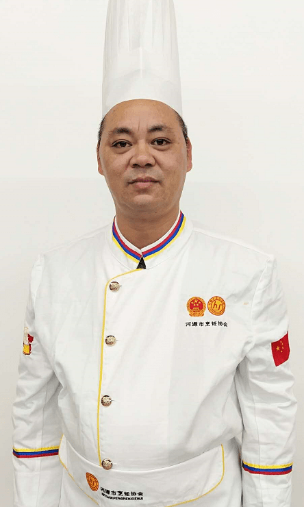 张健有12年厨房工作经验,现任三友餐厅总厨师长36邹学用有8年厨房工作