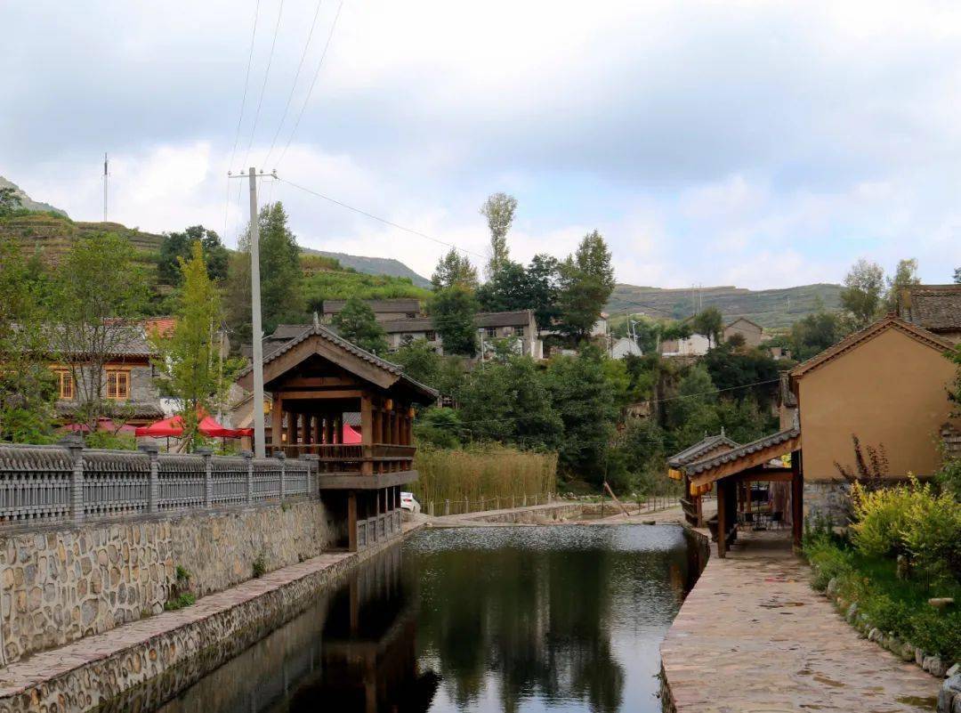 让昔日的古乡村重新焕发活力多种旅游业态大力发展农家接待,生态采摘