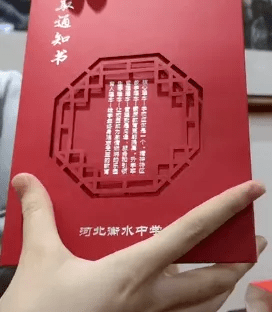 在新生入学礼盒中,有一份录取通知书,一些小礼物,一本厚厚的手册.