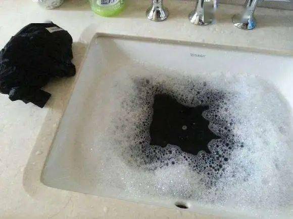 买回家的新衣服一洗就褪色怎么处理能固色