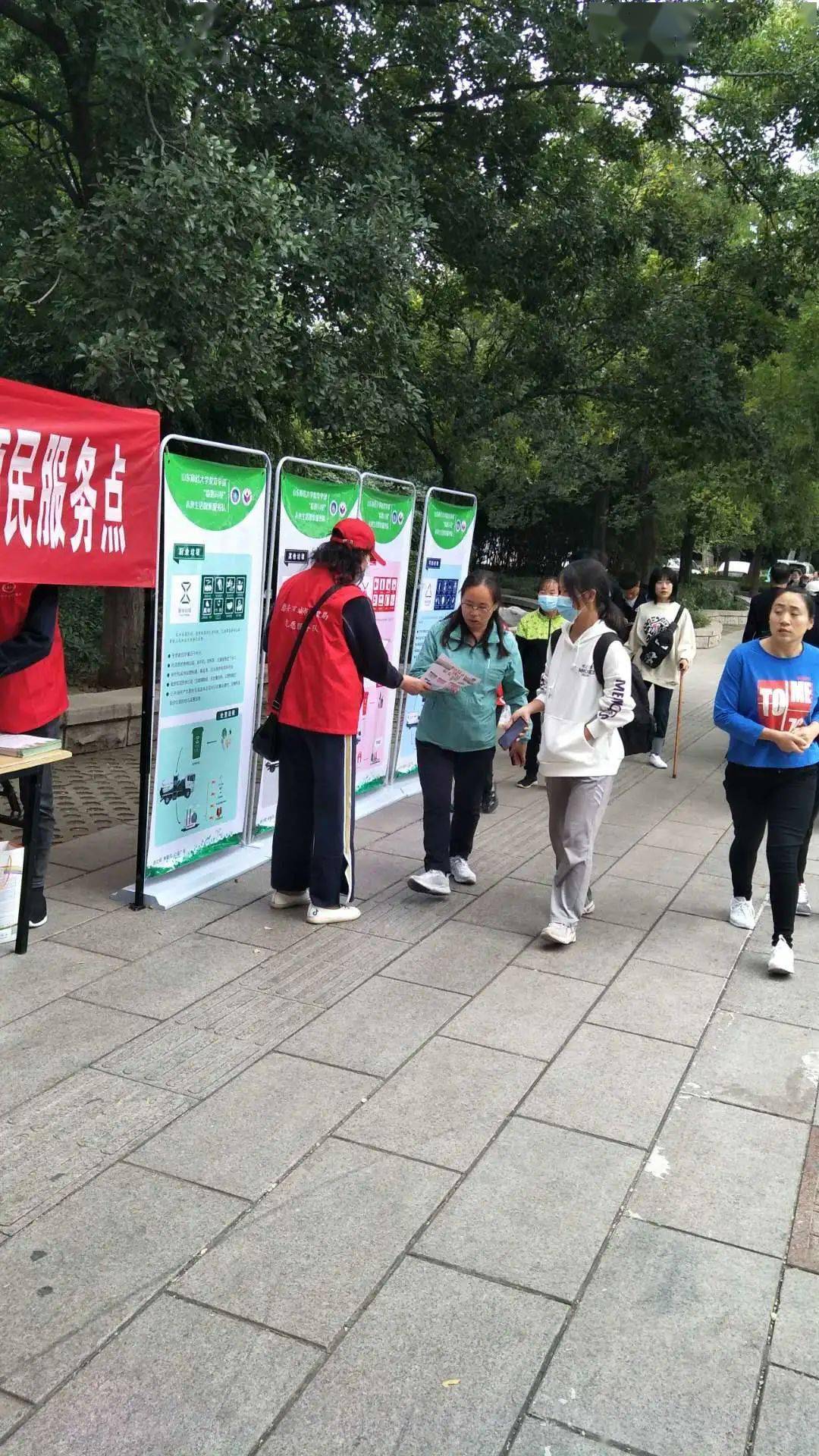 市城市管理局环卫处便民服务不打烊积极开展垃圾分类宣传活动