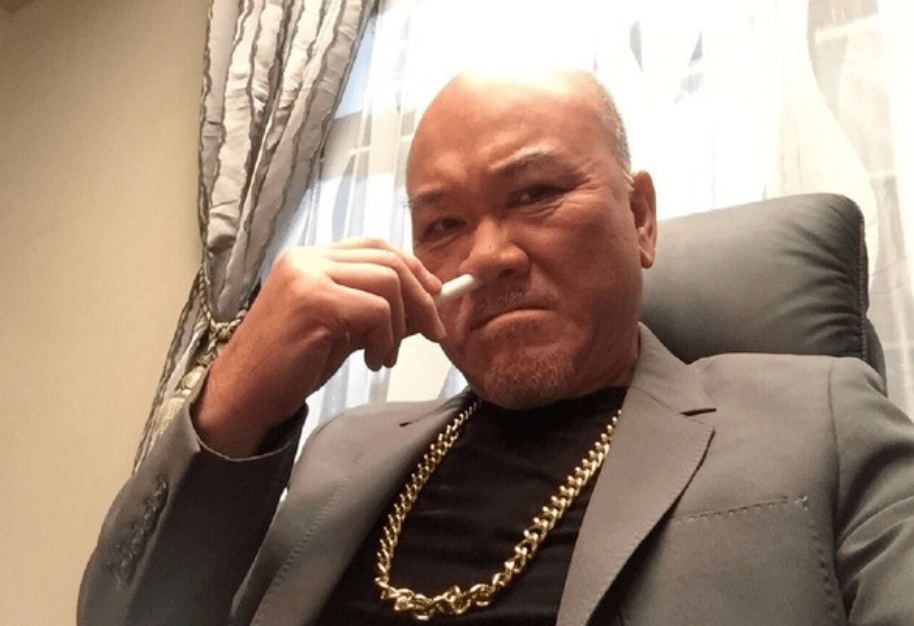 由于外貌霸气,以演恶人为主!与太太有共识不要儿女