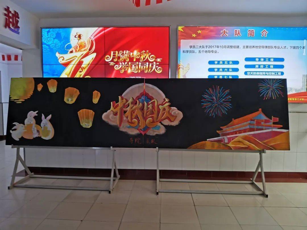 一支粉笔,书写强军蓝图,一块黑板,承载中国梦想.