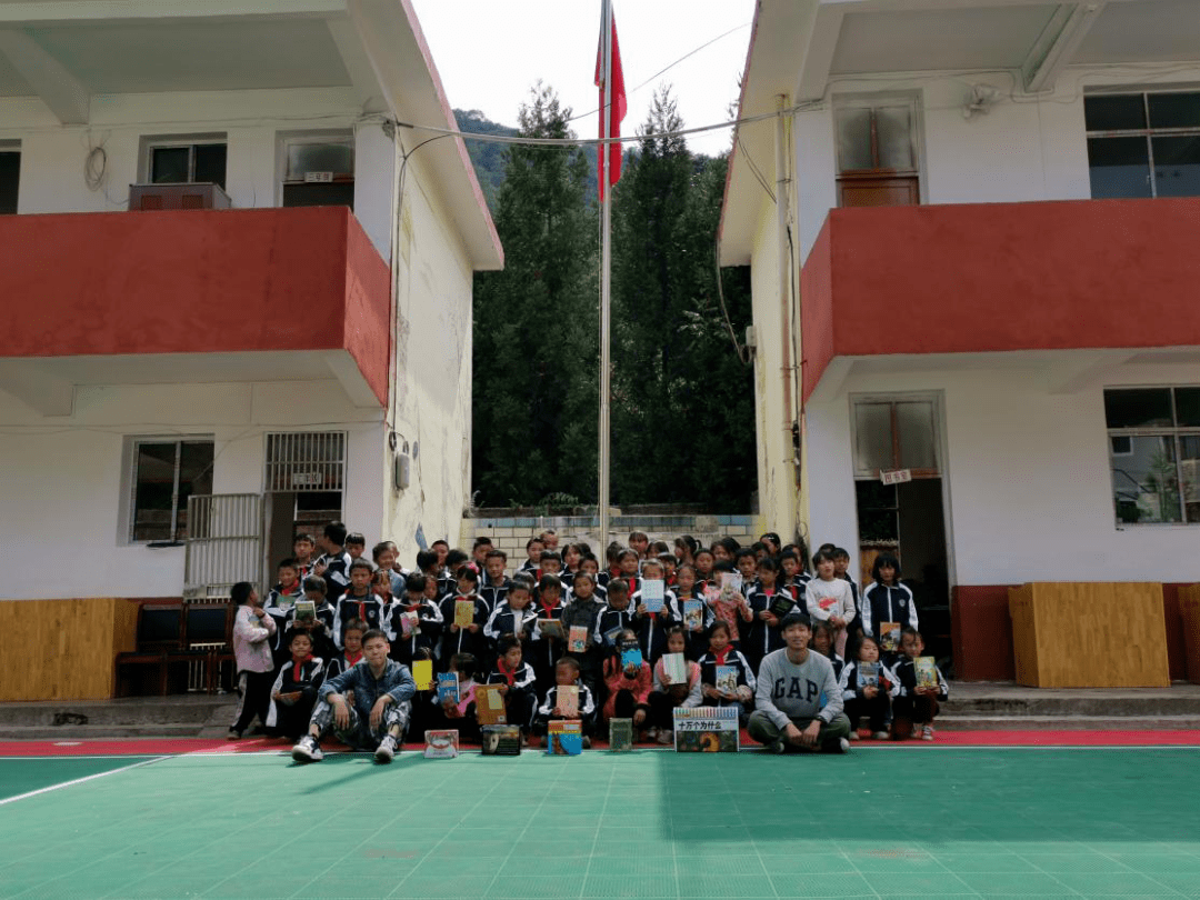 2728期两代公大支教人和公大禁毒人的共同努力辣子树小学第一台饮水机