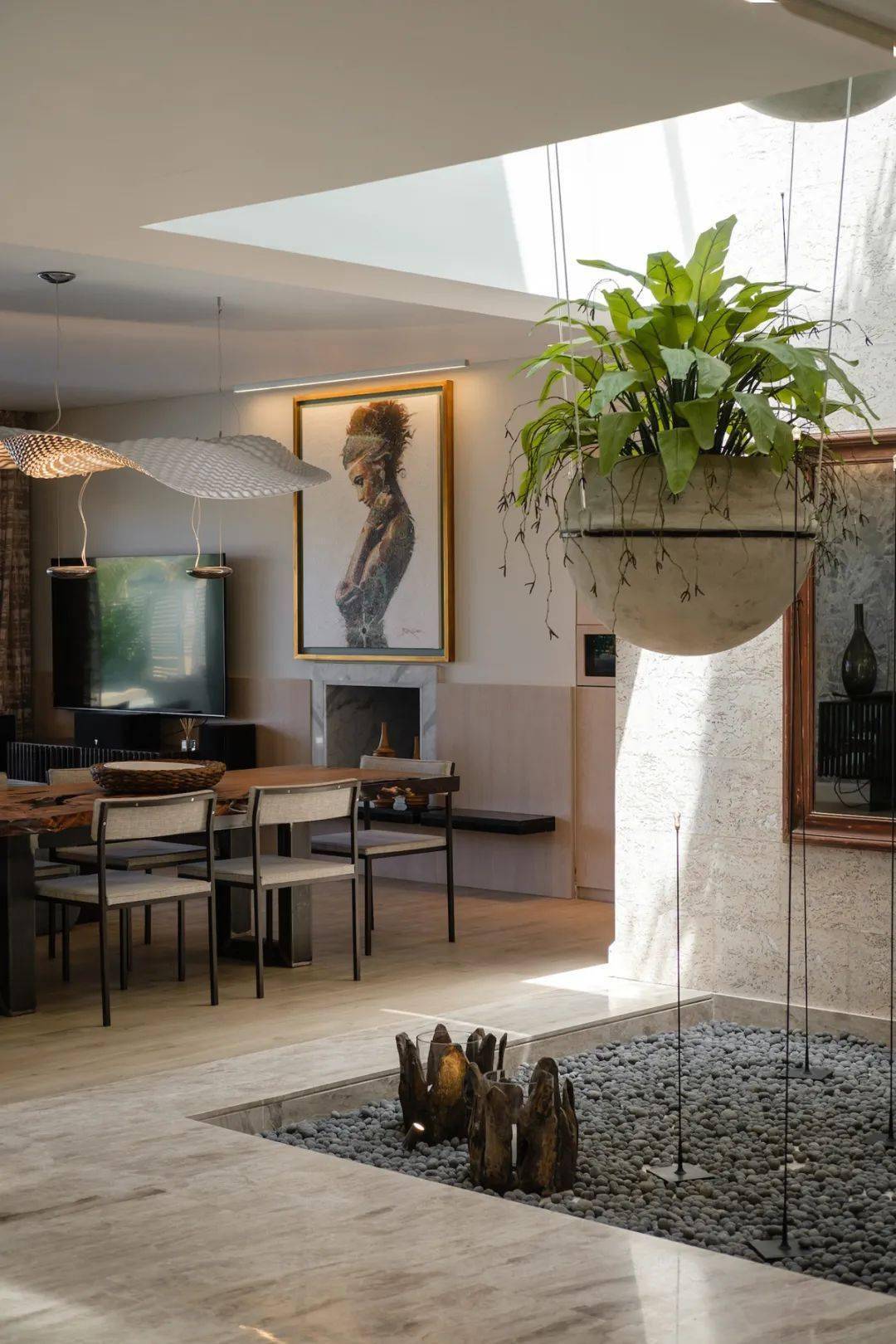 开阔的面积给予了设计师无限的发挥空间,室内建造了小小的景观绿化