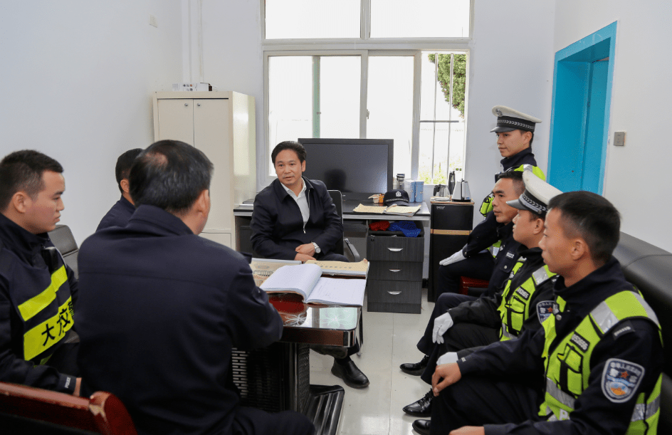 并与车站负责人交流分析安全管理中的重点工作;来到百里杜鹃管理区