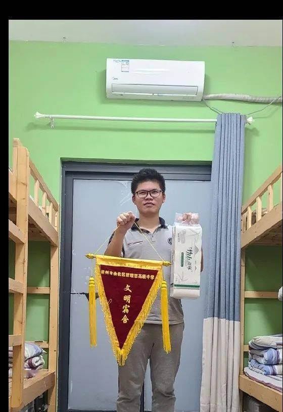 流动红旗门上挂文明宿舍展风华高二年级九月文明寝室大比拼结果公布