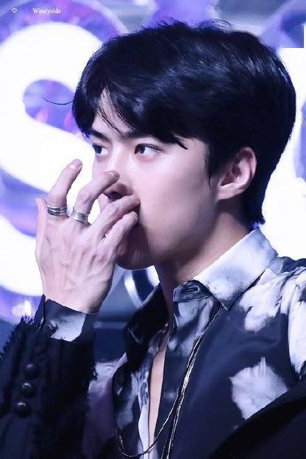 被认为手很好看的exo三位成员中你的取向是