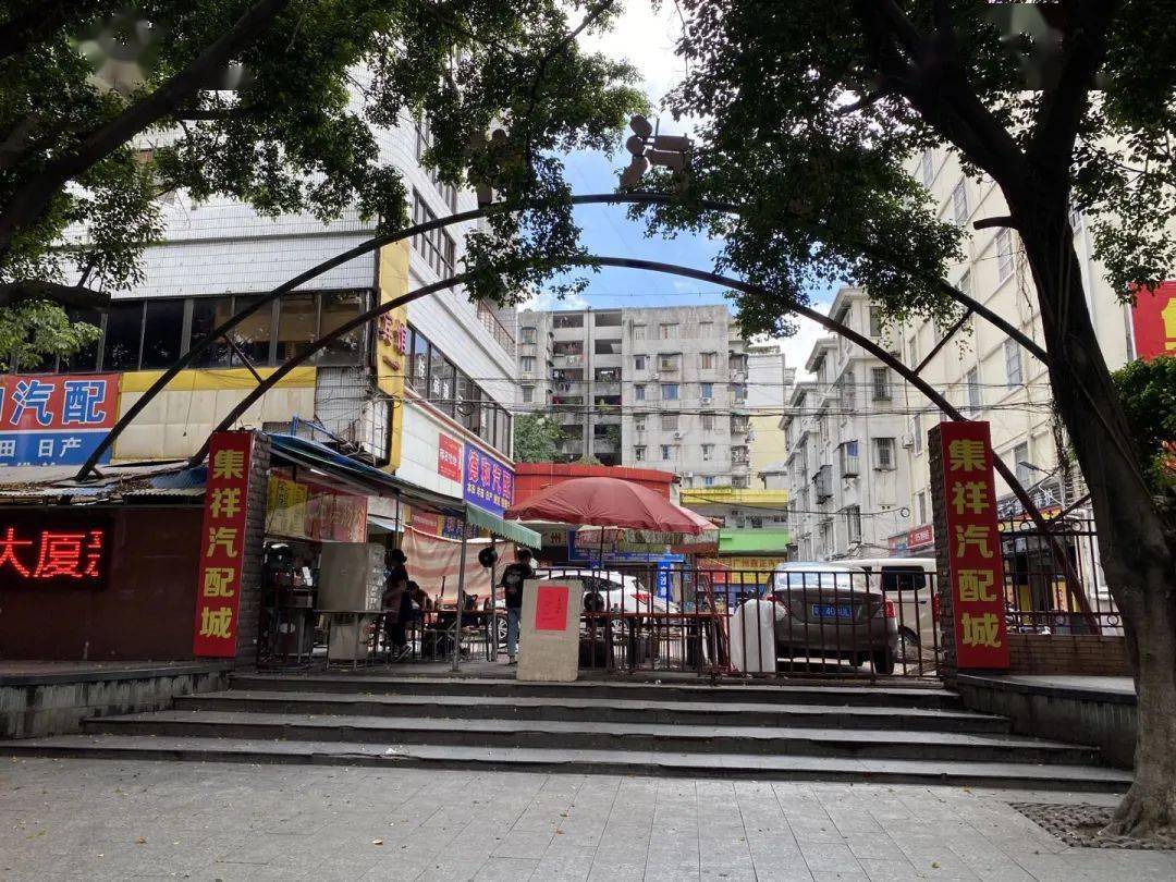 万科喜悦里周边实拍从现场我们可以看到,项目紧挨着沙涌北社区,旁边是