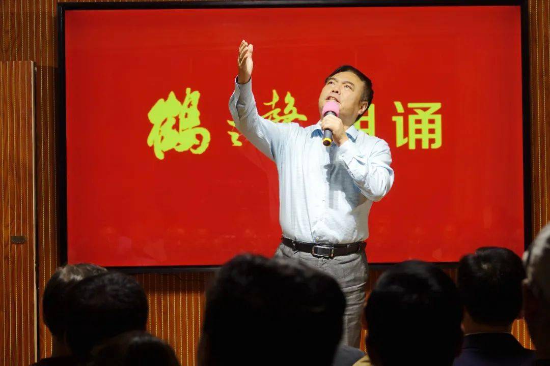 第一篇章 咖啡屋主持人:郭凯 蓝朵 张伟光 李思瞳(从左至右)开场歌曲