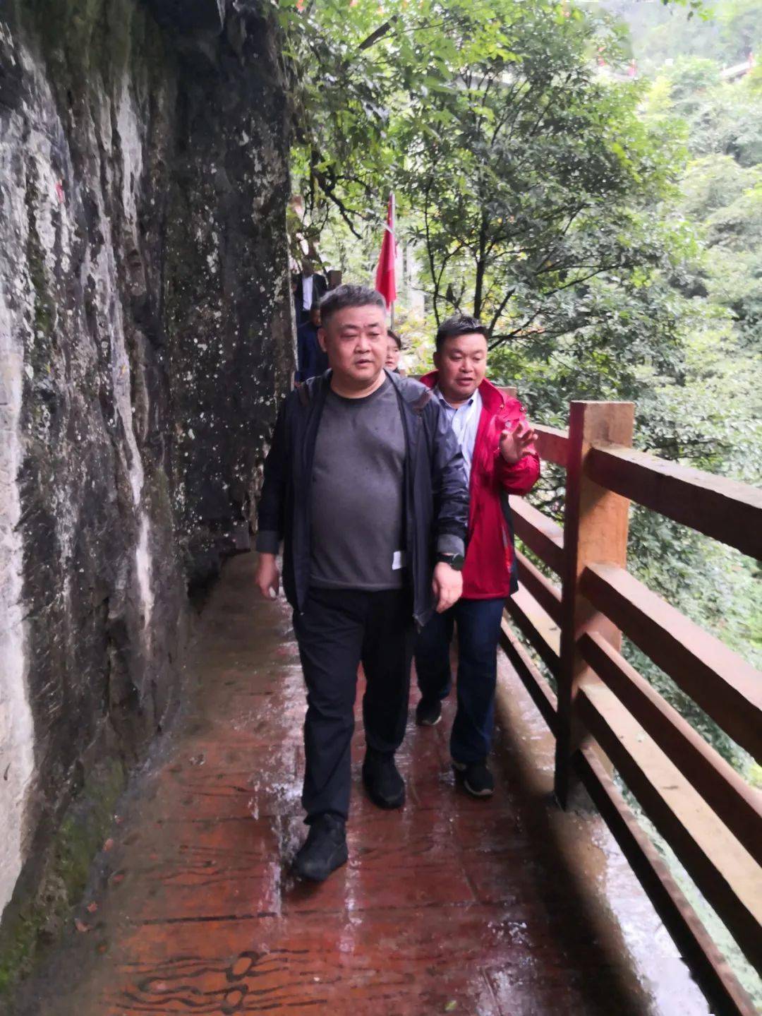 县委副书记,代理县长游劲松节假日期间深入基层调研