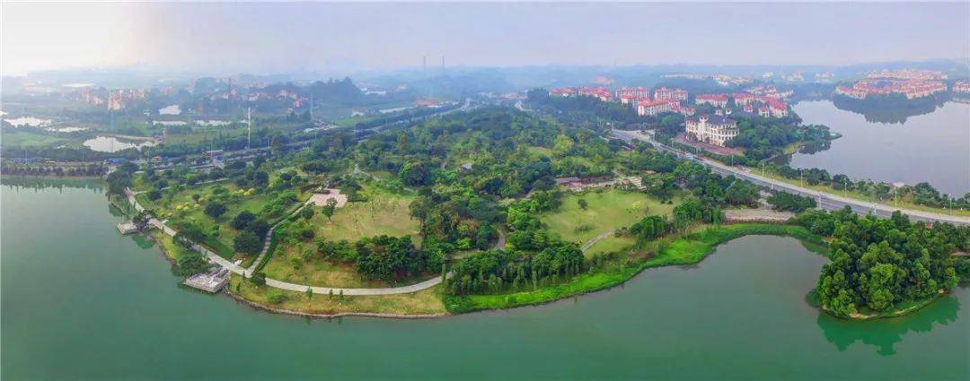 再往深處走,來到雲東海北湖畔,不少市民沿著環湖綠道騎車,跑步.雲東