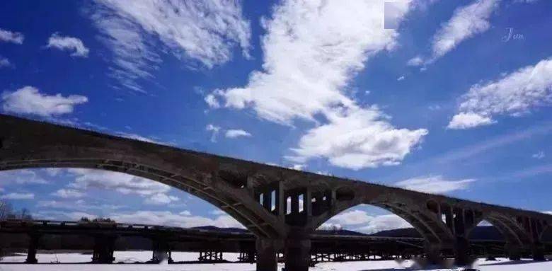 森铁八孔桥从最初的「反修桥」,到现在甘河湿地的「八孔桥」,四十余年