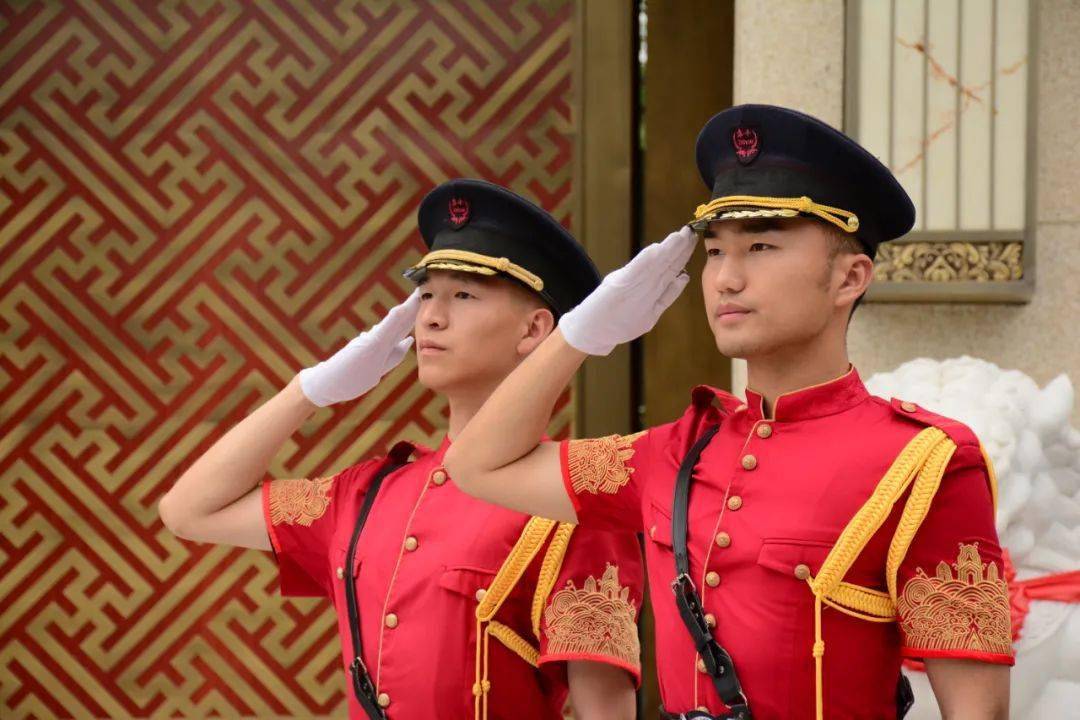 咦眼神竟躲躲躲不掉诶