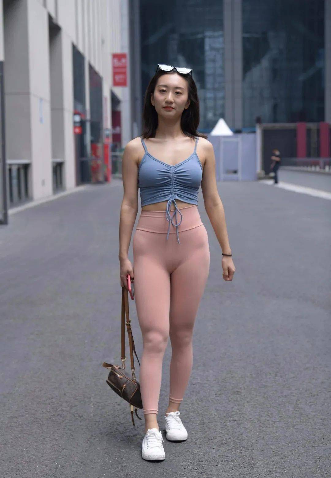 热爱运动的小姐姐一件贴身瑜伽裤穿出简约轻盈时尚风