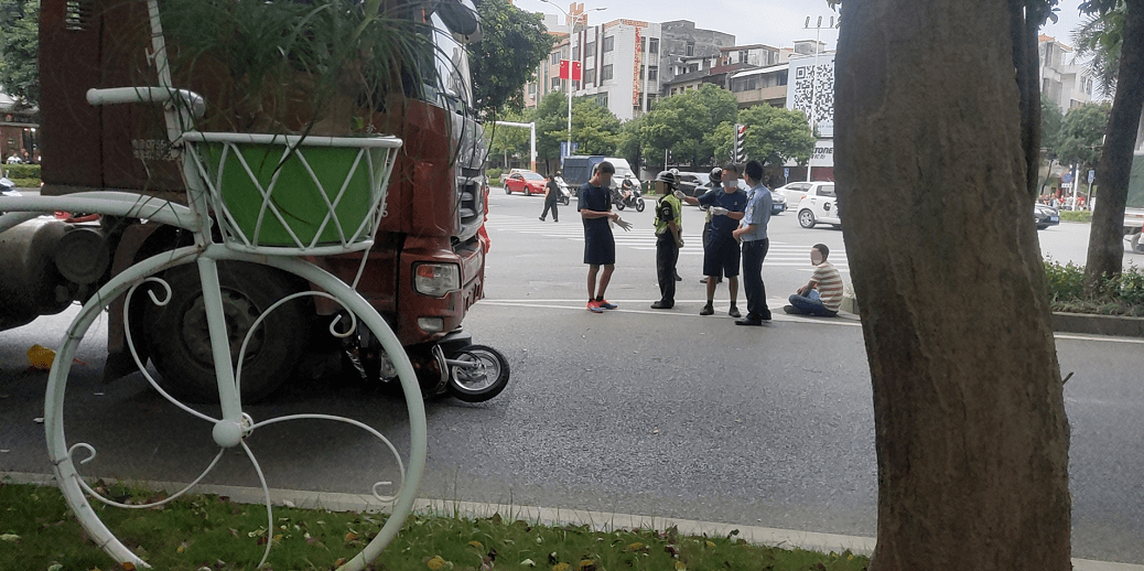 阳江三环路车祸!2人当场身亡!