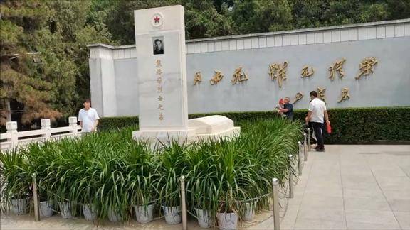 瞻仰焦裕禄烈士之墓每天有很多人前来缅怀鞠躬