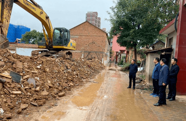 拆迁工作开展之前,镇村干部在征收办范海祥主任的指导下,详细学习拆迁