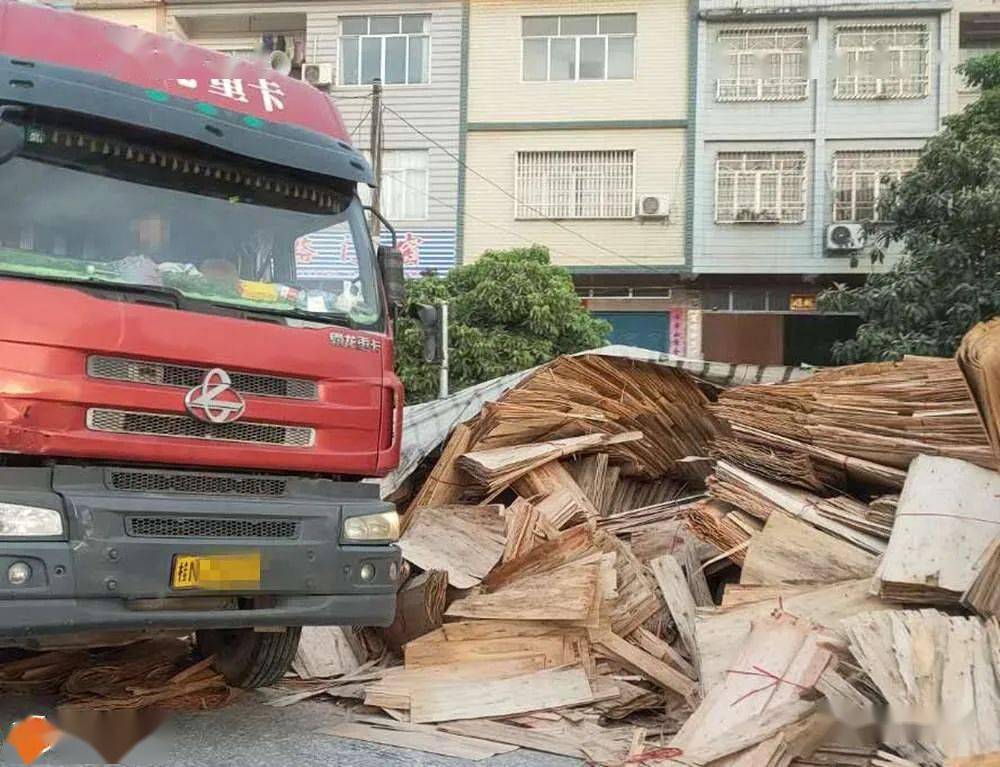 惊!龙门一大货车车上木材侧翻散落,若被压到就没了