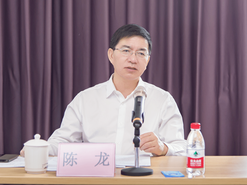 随后的座谈会上,陈龙听取了义乌市村社换届工作有关情况汇报,并给予