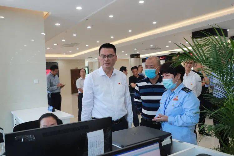 县举行市民服务中心启用暨新行政服务中心,融媒体中心揭牌仪式_苏迎平