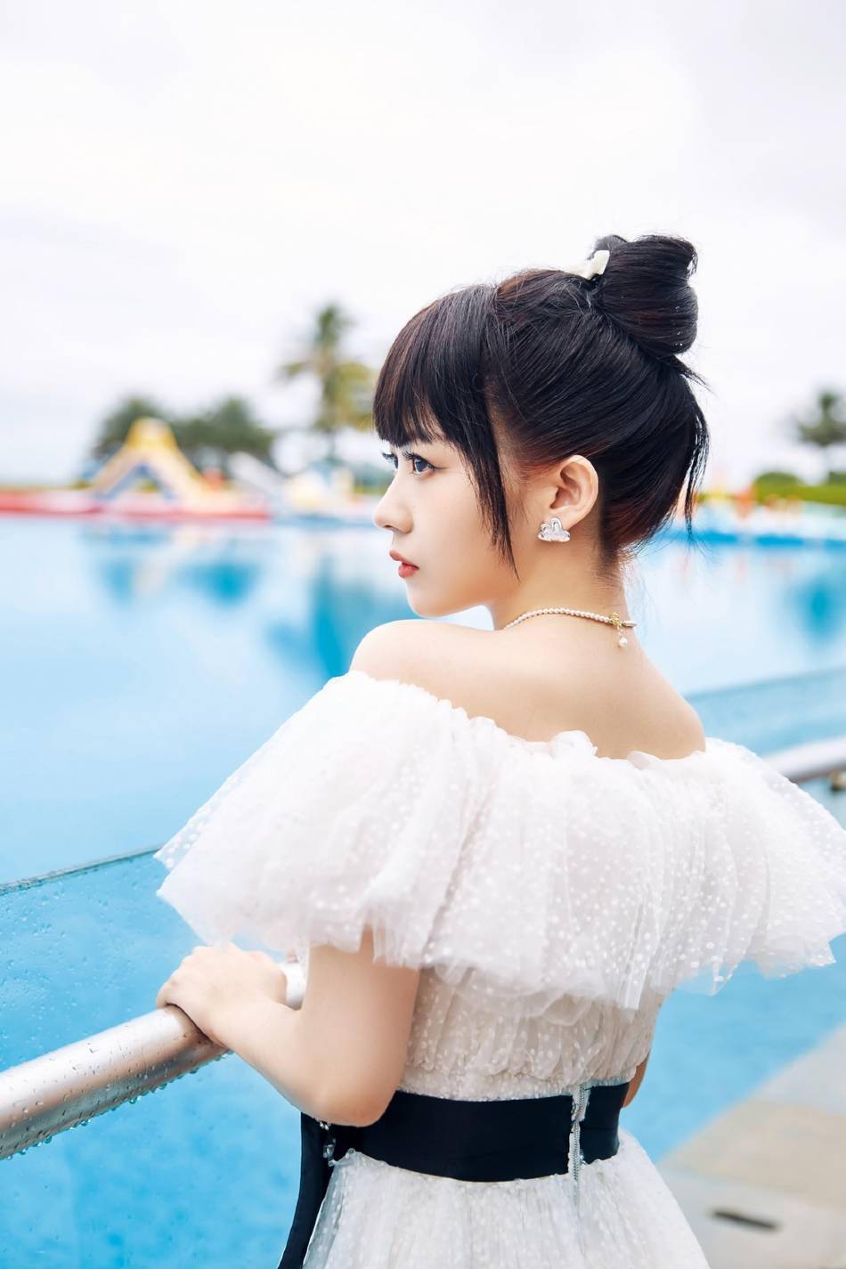 赖美云海边大片曝光扎丸子头灵动可爱