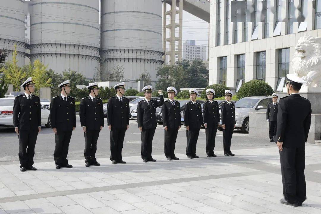 大连海关举行庆"十一"升国旗仪式暨准军事化集训成果展示活动