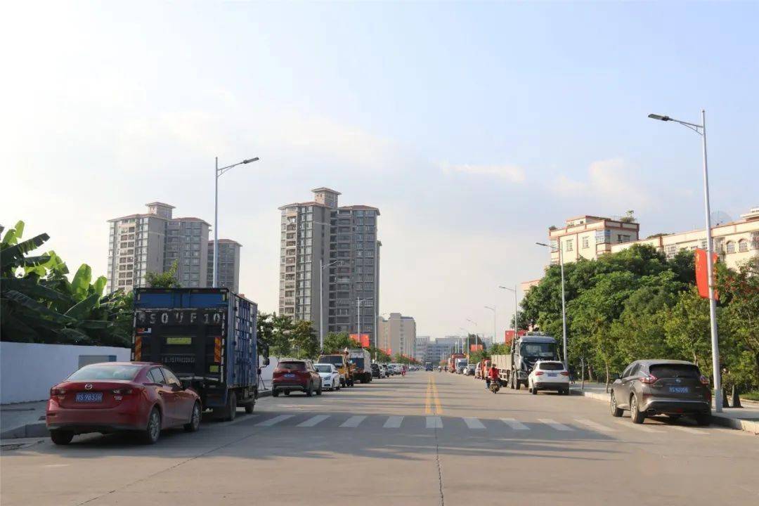 行走东坑东坑镇委书记谭全河督导角社村人居环境整治工作