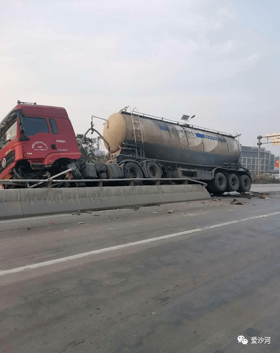 沙河2起车祸一大车撞上桥墩两车相撞牛奶洒落一地一片狼藉