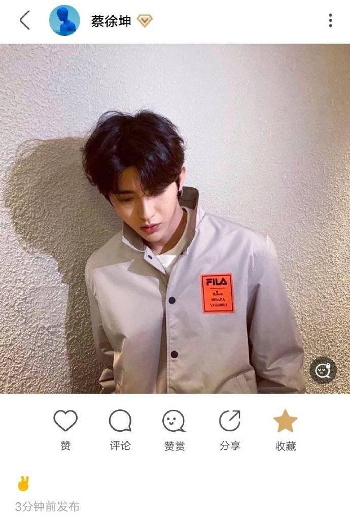 蔡徐坤绿洲更新全新写真 俯拍角度也满分帅气