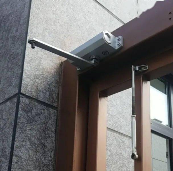 单元门闭门器维修前单元门闭门器维修后单元门锁维修前单元门锁维修后