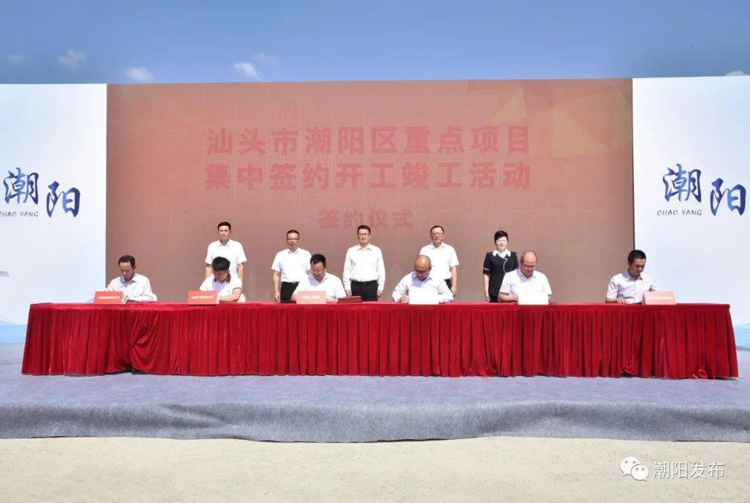 活动中,区委常委,常务副区长詹少龙分两批与签约项目单位签约,李宇,蔡