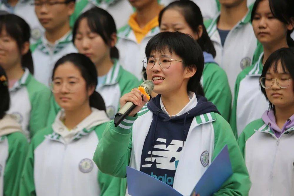 丹江口市一中高二年级自奋自强立志成才主题演讲比赛暨才艺展示活动