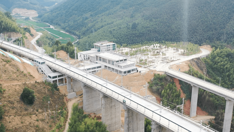 建瓯东站建瓯东站被誉为衢宁铁路线上的最美车站,却也是全线位置最为