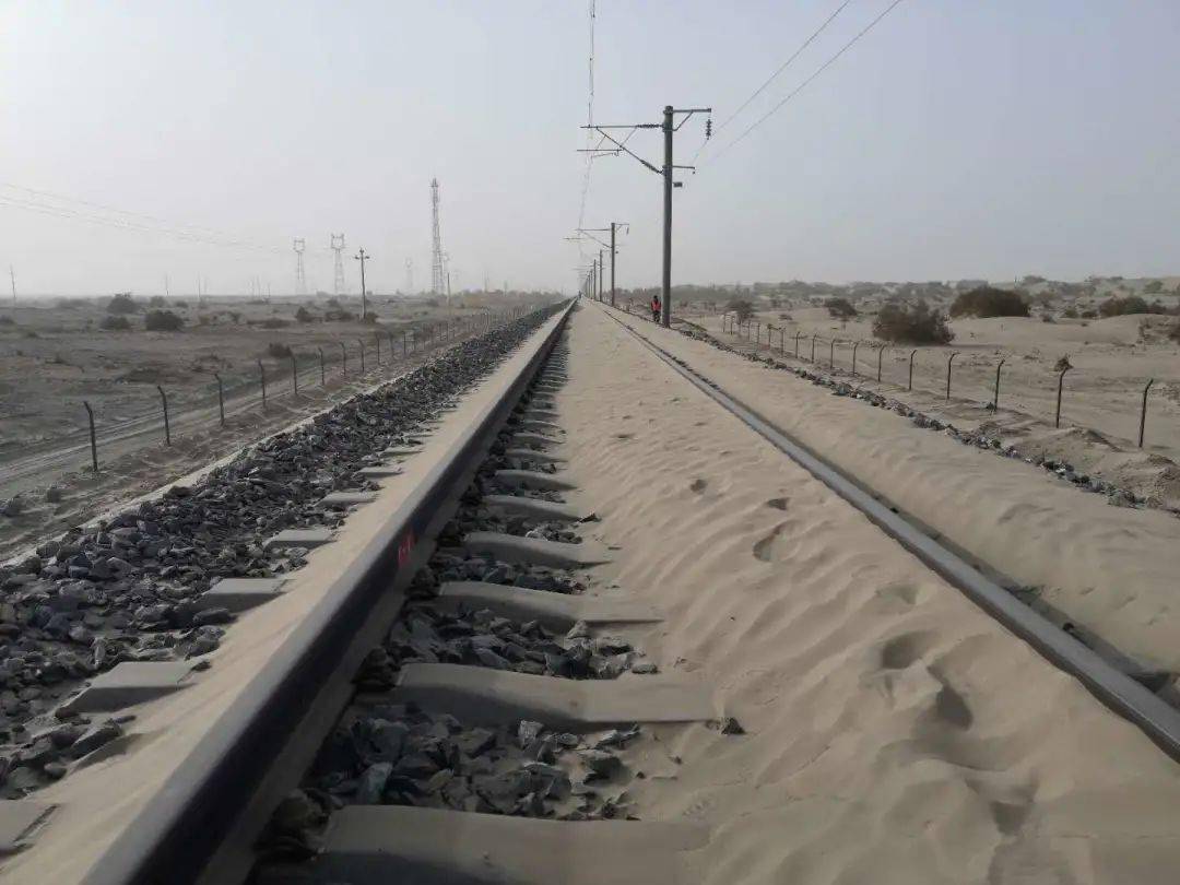 【五个确保,五个见实效】战风斗沙 工务机械段完成