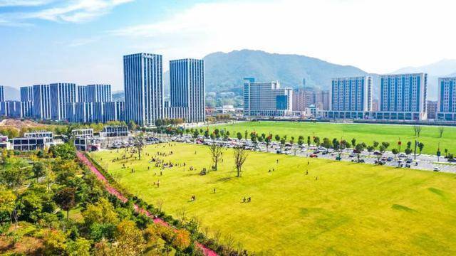 硅谷小镇位于富阳经济技术开发区银湖科技城,规划面积约3.11平方公里.